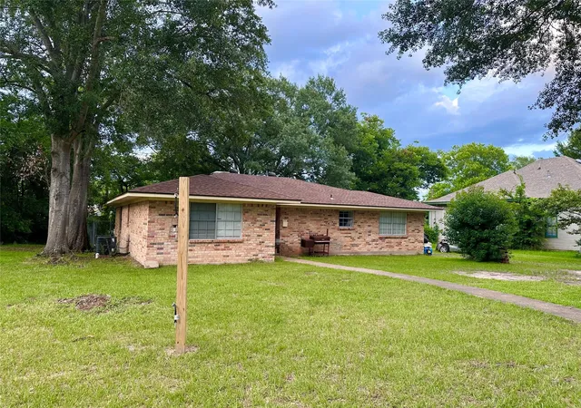 2nd image of 213 E Rhodes Ave, Lufkin, TX 75901 | MLS# 67215528