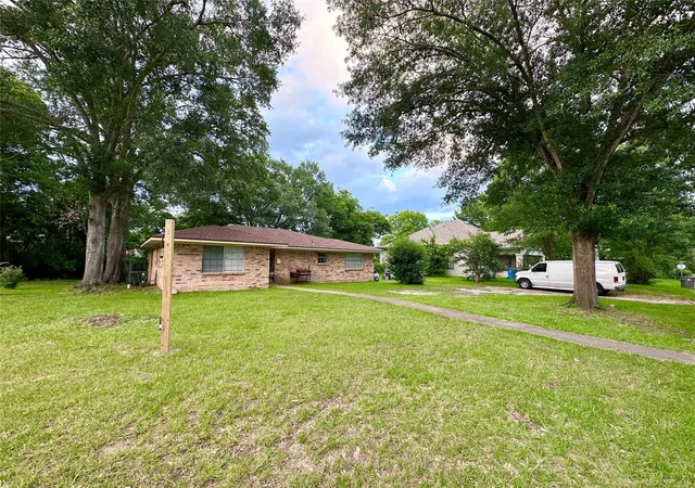 3rd image of 213 E Rhodes Ave, Lufkin, TX 75901 | MLS# 67215528