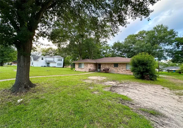 4th image of 213 E Rhodes Ave, Lufkin, TX 75901 | MLS# 67215528
