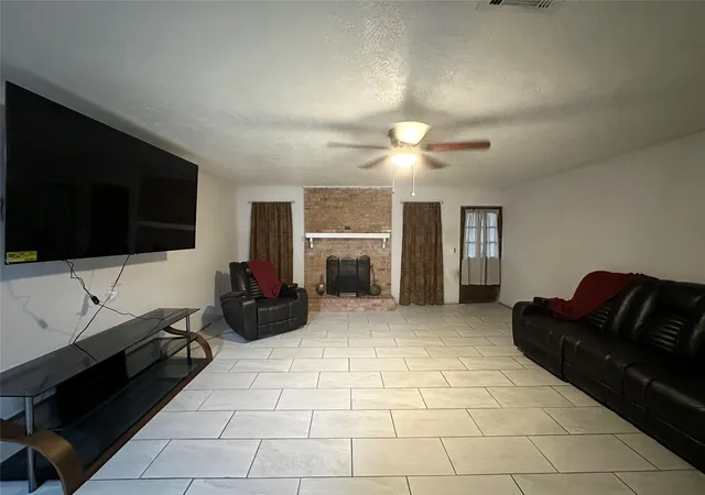 5th image of 213 E Rhodes Ave, Lufkin, TX 75901 | MLS# 67215528