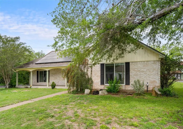 Photo 3 of Single family home for sale at 315 E Fannin St, La Grange, TX 78945 | MLS# 7515101 | Listing updated on 2026-09-27