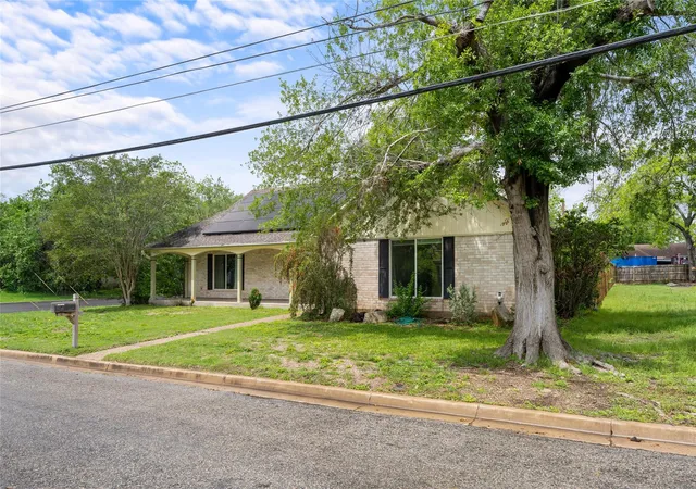 Photo 4 of Single family home for sale at 315 E Fannin St, La Grange, TX 78945 | MLS# 7515101 | Listing updated on 2026-09-27