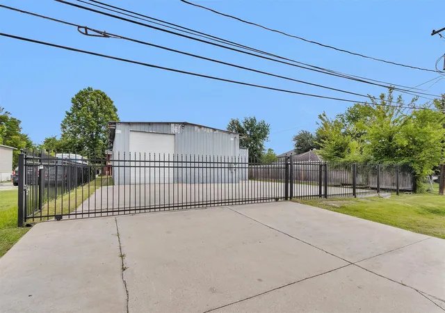 Photo 2 of Single family home for sale at 207 Aldine Mail Route Rd, Houston, TX 77037 | MLS# 66419992 | Listing updated on 2026-06-18