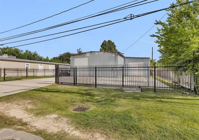 Photo 3 of Single family home for sale at 207 Aldine Mail Route Rd, Houston, TX 77037 | MLS# 66419992 | Listing updated on 2026-06-18
