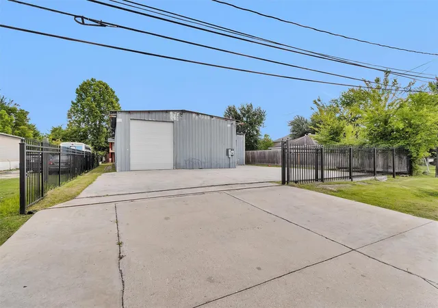 Photo 3 of Single family home for sale at 207 Aldine Mail Route Rd, Houston, TX 77037 | MLS# 66419992 | Listing updated on 2026-06-18