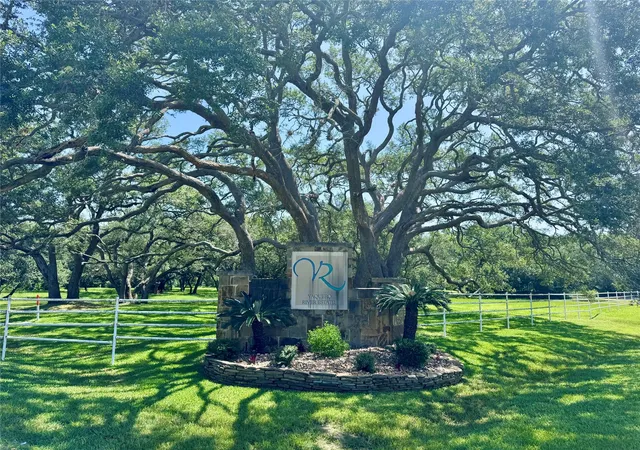 2nd image of 3 Center Tree Dr Dr, Palacios, TX 77465 | MLS# 74253763