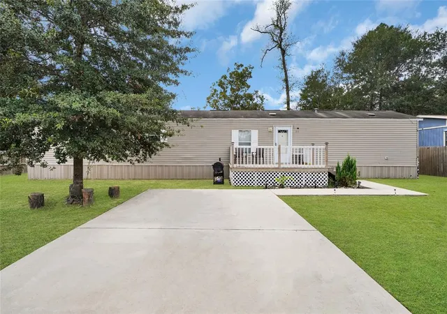 Photo 1 of Single family home for sale at 211 Crockett Tr Dr, Conroe, TX 77303 | MLS# 88353512 | Listing updated on 2026-01-01