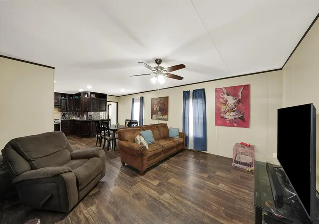Photo 3 of Single family home for sale at 211 Crockett Tr Dr, Conroe, TX 77303 | MLS# 88353512 | Listing updated on 2026-01-01