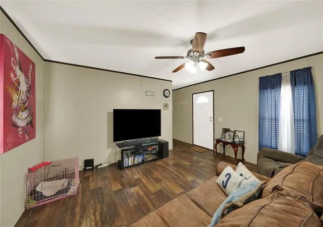 Photo 3 of Single family home for sale at 211 Crockett Tr Dr, Conroe, TX 77303 | MLS# 88353512 | Listing updated on 2026-01-01