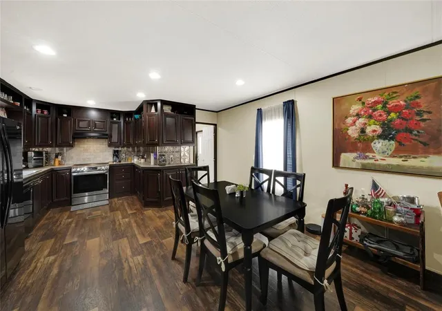 Photo 4 of Single family home for sale at 211 Crockett Tr Dr, Conroe, TX 77303 | MLS# 88353512 | Listing updated on 2026-01-01