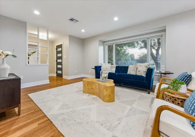 Photo 3 of Single family home for sale at 826 T C Jester Blvd, Houston, TX 77008 | MLS# 6399194 | Listing updated on 2026-08-29