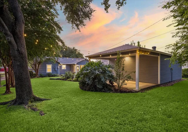 Photo 4 of Single family home for sale at 826 T C Jester Blvd, Houston, TX 77008 | MLS# 6399194 | Listing updated on 2026-08-29