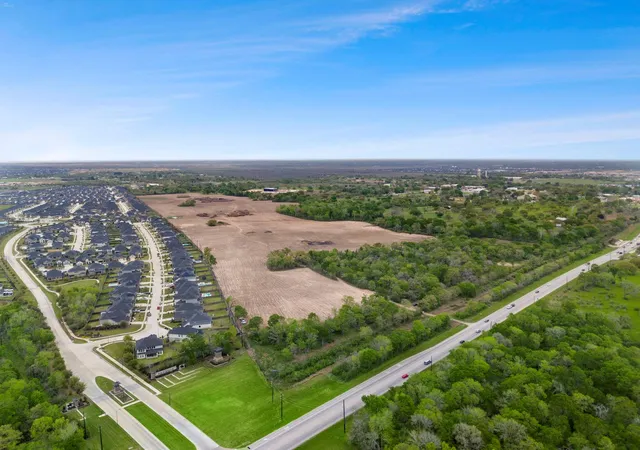 4th image of 8527 Light Rail Dr, Clute, TX 77441 | MLS# 310130