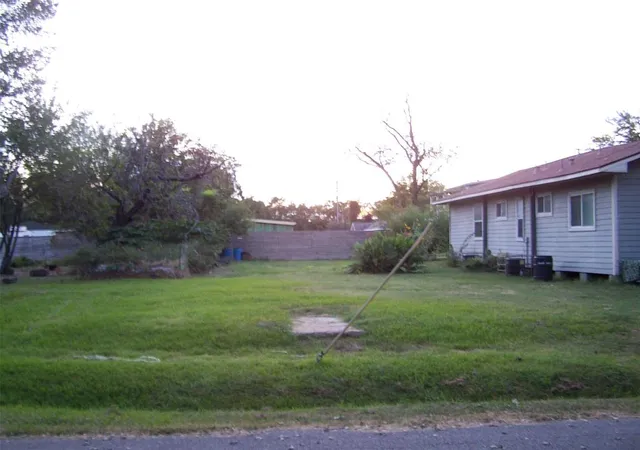 Photo 2 of Land for sale at 2403 Davis St, Houston, TX 77026 | MLS# 81963149 | Listing updated on 2026-09-14