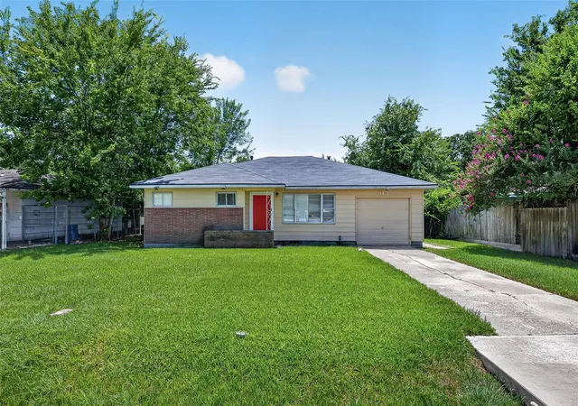 Photo 2 of Single family home for sale at 313 Greenbriar Dr, Baytown, TX 77520 | MLS# 9961469 | Listing updated on 2026-08-05