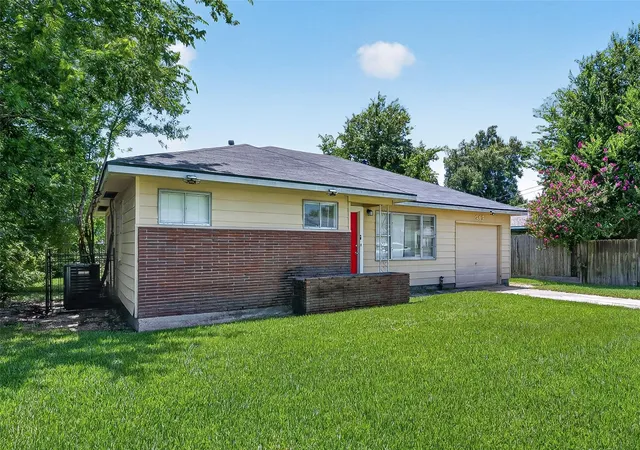 Photo 3 of Single family home for sale at 313 Greenbriar Dr, Baytown, TX 77520 | MLS# 9961469 | Listing updated on 2026-08-05