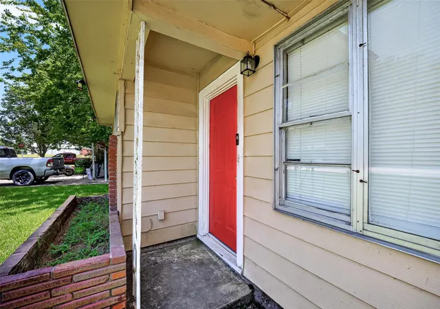 Photo 4 of Single family home for sale at 313 Greenbriar Dr, Baytown, TX 77520 | MLS# 9961469 | Listing updated on 2026-08-05