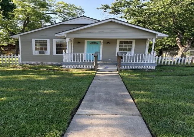 Homes for sale in Sealy, TX | 732 4th St, Sealy, TX 77474 | MLS# 64390190