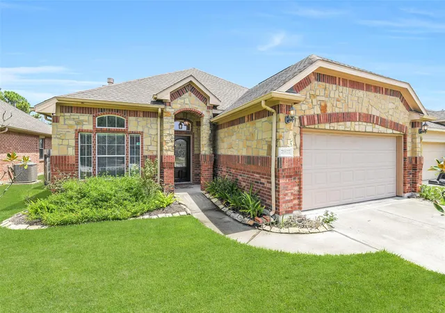 Photo 3 of Sale Pending at 28622 Lockeridge Springs Dr, Spring, TX 77386 | MLS# 80910044 | Listing updated on 2026-09-10