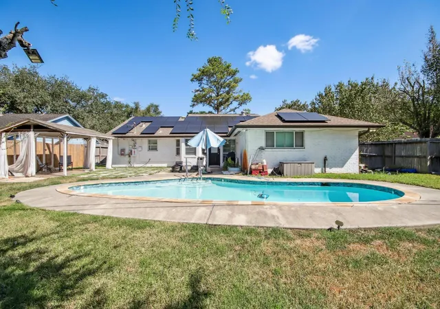 Photo 3 of Single family home for sale at 3320 Churchill St, Pearland, TX 77581 | MLS# 98421355 | Listing updated on 2026-03-03