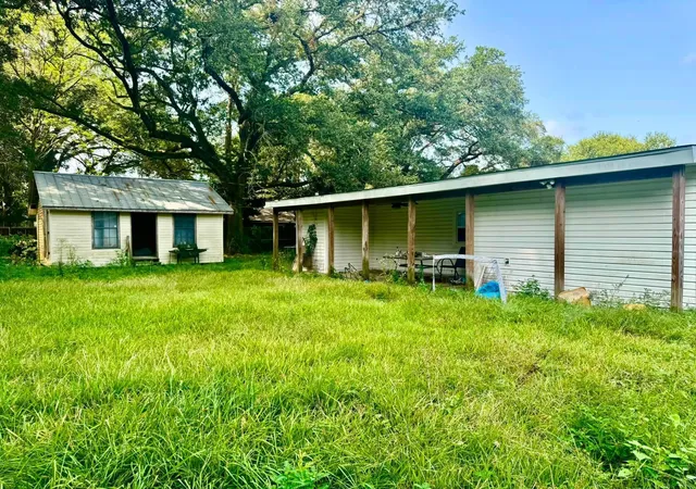 5th image of 112 Cravens Dr, Silsbee, TX 77656 | MLS# 96890649