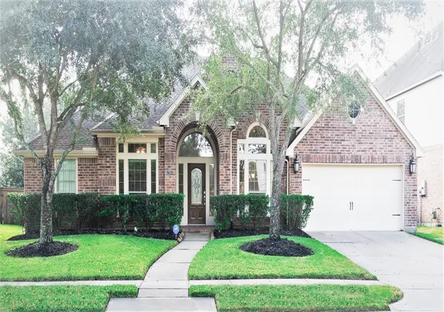 Photo 1 of Sale Pending at 13804 Lakewater Dr, Pearland, TX 77584 | MLS# 49173455 | Listing updated on 2025-09-20