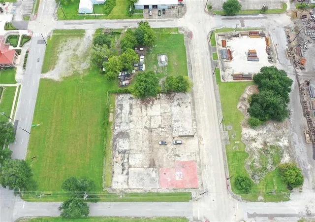 1st image of 840 College St, Beaumont, TX 77701 | MLS# 77172813