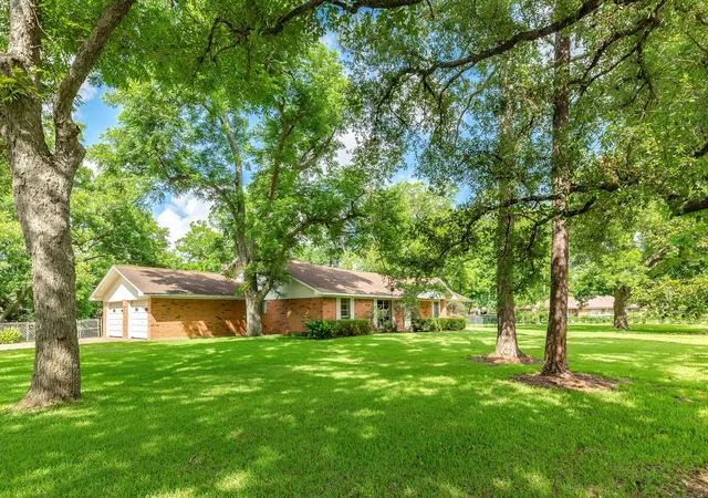Homes for sale in Lake Jackson, TX | 120 Southern Oaks Dr, Lake Jackson, TX 77566 | MLS# 12007978