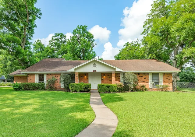 Homes for sale in Lake Jackson, TX | 120 Southern Oaks Dr, Lake Jackson, TX 77566 | MLS# 12007978