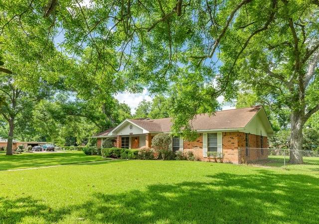 Homes for sale in Lake Jackson, TX | 120 Southern Oaks Dr, Lake Jackson, TX 77566 | MLS# 12007978
