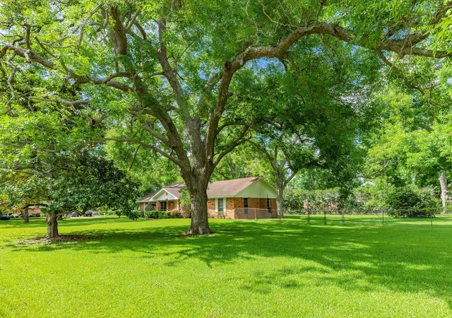 Homes for sale in Lake Jackson, TX | 120 Southern Oaks Dr, Lake Jackson, TX 77566 | MLS# 12007978