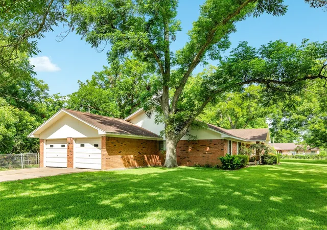 Homes for sale in Lake Jackson, TX | 120 Southern Oaks Dr, Lake Jackson, TX 77566 | MLS# 12007978