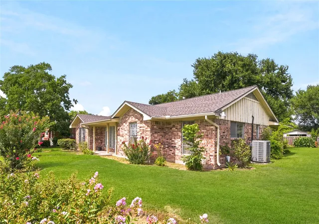Photo 3 of Single family home for sale at 3139 Jeanetta St, Houston, TX 77063 | MLS# 62093189 | Listing updated on 2026-10-05
