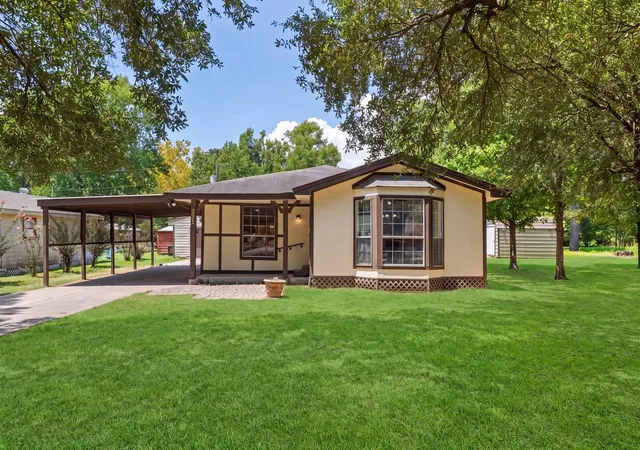 Photo 3 of Single family home for sale at 221 Oak Ridge Dr, Onalaska, TX 77360 | MLS# 68226769 | Listing updated on 2026-08-30