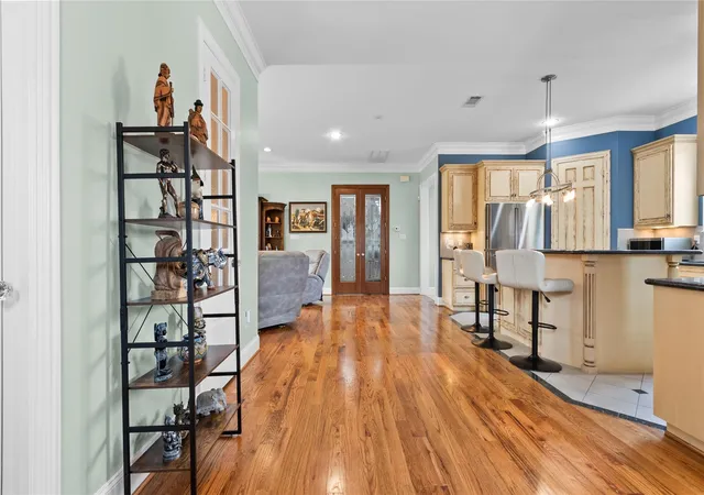 2nd image of 319 W 10th St, Houston, TX 77008 | MLS# 35759366
