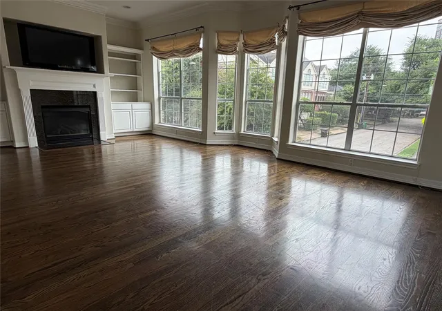 Photo 2 of Townhouse for sale at 4925 Travis St, Houston, TX 77002 | MLS# 36646406 | Listing updated on 2026-09-15