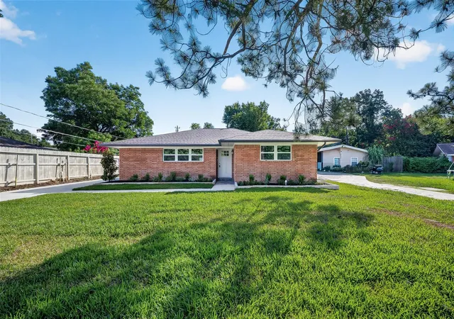 Photo 2 of Single family home for sale at 5427 Bliss St, Houston, TX 77017 | MLS# 94313821 | Listing updated on 2026-08-03