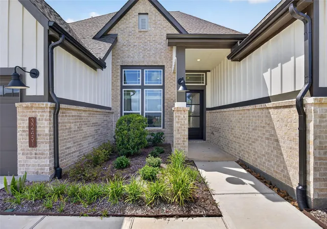 Photo 3 of Single family home for sale at 32451 Violet Dancer Ct, Fulshear, TX 77441 | MLS# 87520278 | Listing updated on 2026-09-01