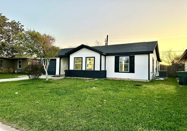 Photo 2 of Sale Pending at 10 Gulf Ln, Galveston, TX 77550 | MLS# 31513979 | Listing updated on 2026-09-15