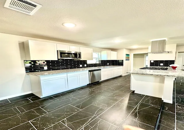 Photo 3 of Sale Pending at 10 Gulf Ln, Galveston, TX 77550 | MLS# 31513979 | Listing updated on 2026-09-15
