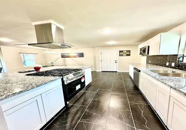 Photo 4 of Sale Pending at 10 Gulf Ln, Galveston, TX 77550 | MLS# 31513979 | Listing updated on 2026-09-15