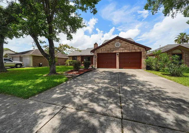 2nd image of 10913 Idlewood Ct, La Porte, TX 77571 | MLS# 50687816