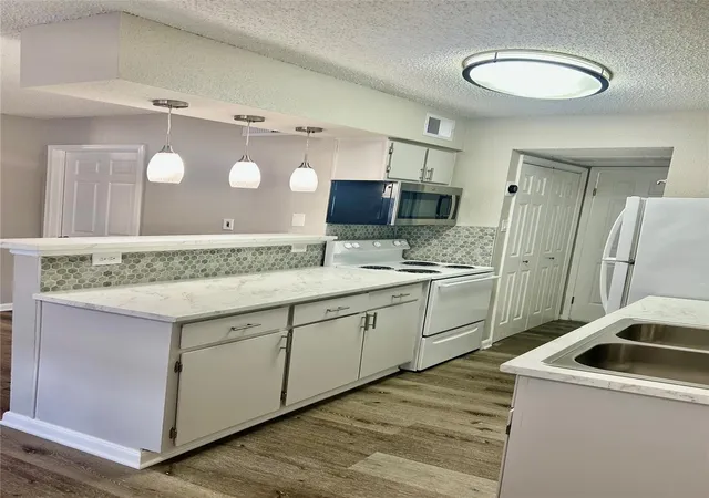 Listing Photo 4 - Condo for sale in building located at 12660 Ashford Pt Dr, Houston, TX 77082 - Unit #608