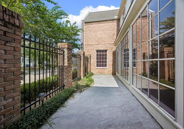 Photo 3 of Sale Pending at 7629 Del Monte Dr, Houston, TX 77063 | MLS# 36568540 | Listing updated on 2026-09-14