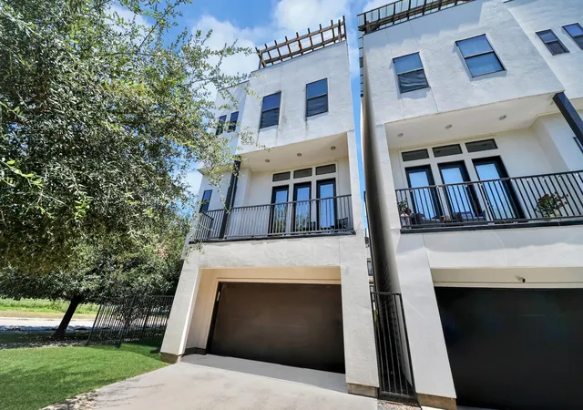Photo 1 of Single family home for sale at 1303 Live Oak St, Houston, TX 77003 | MLS# 73987634 | Listing updated on 2026-09-03