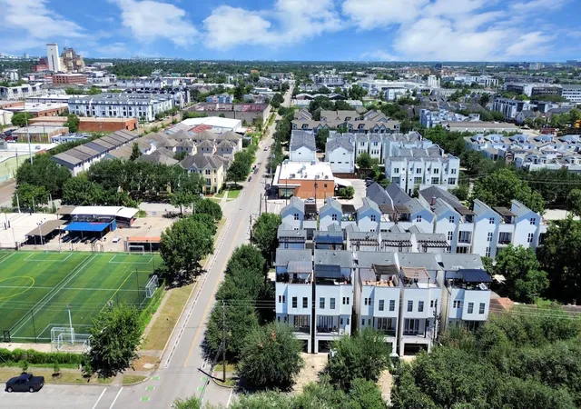 Photo 3 of Single family home for sale at 1303 Live Oak St, Houston, TX 77003 | MLS# 73987634 | Listing updated on 2026-09-03