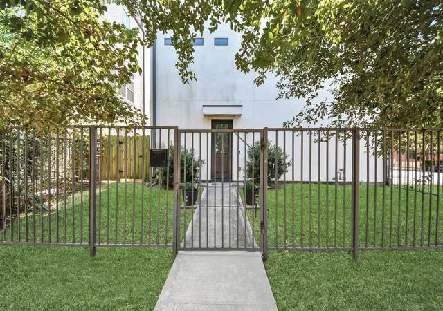 Photo 4 of Single family home for sale at 1303 Live Oak St, Houston, TX 77003 | MLS# 73987634 | Listing updated on 2026-09-03