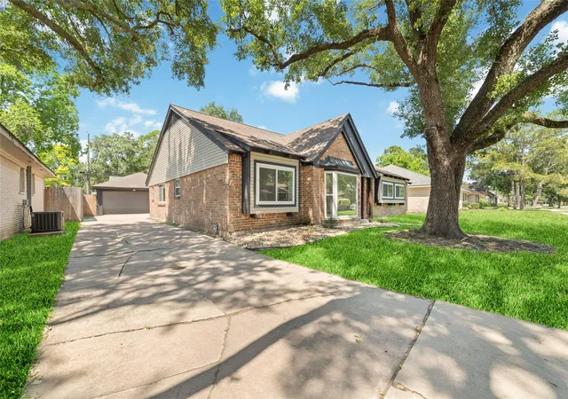 Photo 2 of Single family home for sale at 5950 Dumfries Dr, Houston, TX 77096 | MLS# 58350929 | Listing updated on 2026-08-08