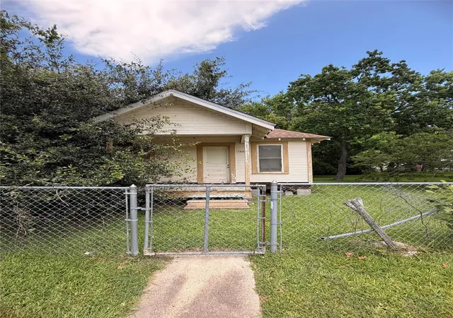 Homes for sale in Baytown, TX | 1508 Elm St, Baytown, TX 77520 | MLS# 87070312