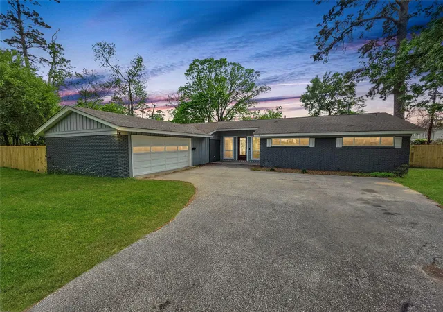 1st image of 910 Royal Oak Dr, Dickinson, TX 77539 | MLS# 29982436